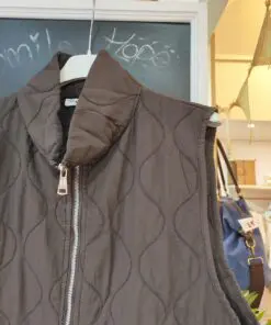 chaleco marrón choco detalle