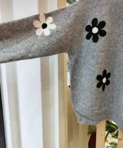 jersey de flores gris