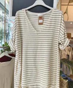 Camisetapunto1.Camiseta de punto suave con manga larga caída y escote en pico. En el escote tiene un bonito detalle con hilo de lurex. Ideal para looks relajados y comodos.