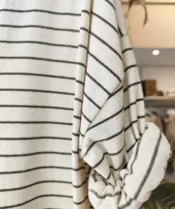 Camisetapunto2.Camiseta de punto suave con manga larga caída y escote en pico. En el escote tiene un bonito detalle con hilo de lurex. Ideal para looks relajados y comodos.