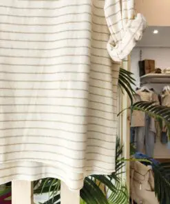 Camisetapunto3. Camiseta de punto suave con manga larga caída y escote en pico. En el escote tiene un bonito detalle con hilo de lurex. Ideal para looks relajados y comodos.