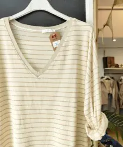 Camisetapunto4. Camiseta de punto suave con manga larga caída y escote en pico. En el escote tiene un bonito detalle con hilo de lurex. Ideal para looks relajados y comodos.