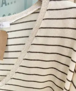 Camisetapunto5.Camiseta de punto suave con manga larga caída y escote en pico. En el escote tiene un bonito detalle con hilo de lurex. Ideal para looks relajados y comodos.