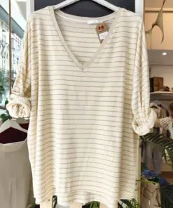 Camisetapunto6. Camiseta de punto suave con manga larga caída y escote en pico. En el escote tiene un bonito detalle con hilo de lurex. Ideal para looks relajados y comodos.