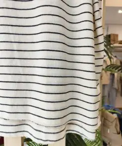 Camisetapunto7. Camiseta de punto suave con manga larga caída y escote en pico. En el escote tiene un bonito detalle con hilo de lurex. Ideal para looks relajados y comodos.