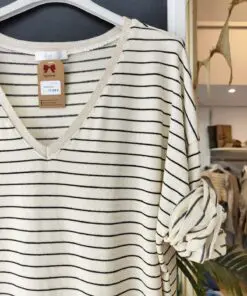 Camisetapunto8. Camiseta de punto suave con manga larga caída y escote en pico. En el escote tiene un bonito detalle con hilo de lurex. Ideal para looks relajados y comodos.