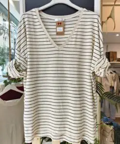 Camisetapunto9. Camiseta de punto suave con manga larga caída y escote en pico. En el escote tiene un bonito detalle con hilo de lurex. Ideal para looks relajados y comodos.