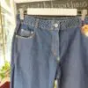 Denim RELAXED.Pantalón vaquero azul medio con bajo vuelto y cinturón trenzado a juego. Corte recto y cómodo, ideal para looks diarios con un toque especial.