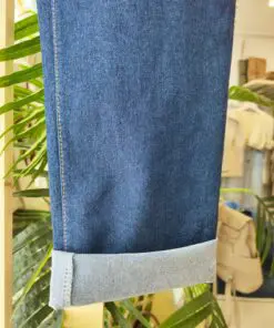Denim RELAXED2. Pantalón vaquero azul medio con bajo vuelto y cinturón trenzado a juego. Corte recto y cómodo, ideal para looks diarios con un toque especial.
