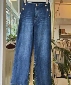 Denimbotones. Descripción: Vaquero de tiro alto con detalle de botones dorados estilo marinero. Corte recto, cómodo y favorecedor. Perfecto para elevar cualquier look casual con un toque original y sofisticado.