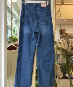 Denimbotones2. Descripción: Vaquero de tiro alto con detalle de botones dorados estilo marinero. Corte recto, cómodo y favorecedor. Perfecto para elevar cualquier look casual con un toque original y sofisticado.
