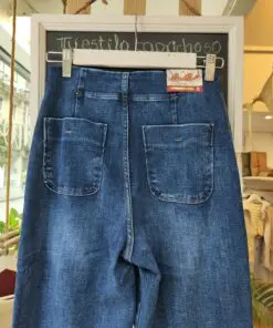 Denimbotones3. Descripción: Vaquero de tiro alto con detalle de botones dorados estilo marinero. Corte recto, cómodo y favorecedor. Perfecto para elevar cualquier look casual con un toque original y sofisticado.