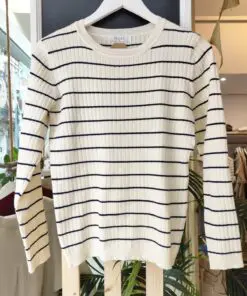 Jersey CANALE. Jersey de punto canalé en color crudo con finas rayas horizontales en azul marino. Corte recto y cuello redondo, ideal para un look clásico con aire marinero. Su tejido elástico y suave lo convierte en una prenda cómoda y versátil para el día a día.