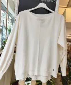 Jerseypunto. Jersey blanco de punto fino, con cuello redondo y costura central decorativa. Suave, ligero y perfecto para entretiempo. El detalle del corazón bordado en el bajo lo hace aún más especial.