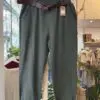 Pantaloncinturoncaqui. Comodidad y estilo se unen en este pantalón verde militar con cinturón marrón. Corte relaxed, bolsillos laterales y tejido suave que se adapta a tu día a día con un toque sofisticado. Ideal para combinar con básicos o camisas fluidas.