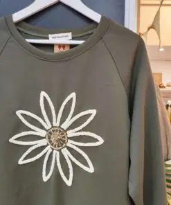 Sudadera flor verde cerca