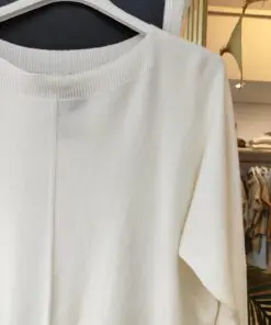 jerseypunto1. Jersey blanco de punto fino, con cuello redondo y costura central decorativa. Suave, ligero y perfecto para entretiempo. El detalle del corazón bordado en el bajo lo hace aún más especial.