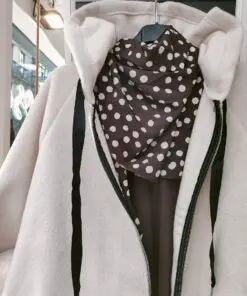 chaqueta clara capucha