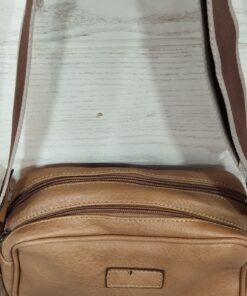 Detalle del bolso marrón
