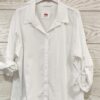 Camisa blanca larga estilo oversize ideal para combinar con jerseys