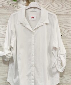 Camisa blanca larga estilo oversize ideal para combinar con jerseys