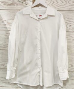 Camisa blanca corte oversize un poco larga.