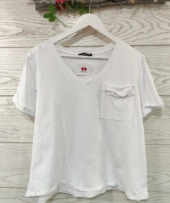 Camiseta de manga corta con detalle de volante en el bolsillo. Primavera verano.