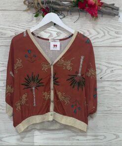 Estilosa chaqueta bomber con estampado de safari, cierre con botones, con mangas murciélago y largo 3/4, cuello y puños elástico en dorado.