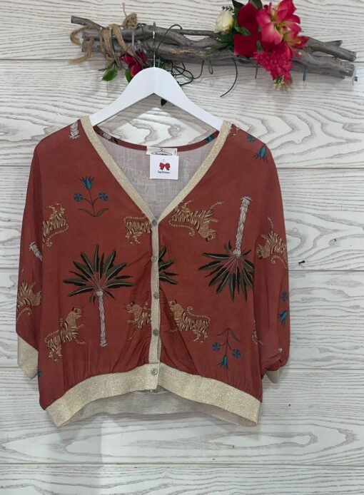 Estilosa chaqueta bomber con estampado de safari, cierre con botones, con mangas murciélago y largo 3/4, cuello y puños elástico en dorado.