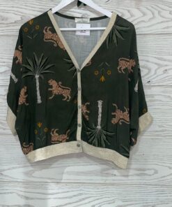 Estilosa chaqueta bomber con estampado de safari, cierre con botones, con mangas murciélago y largo 3/4, cuello y puños elástico en dorado.