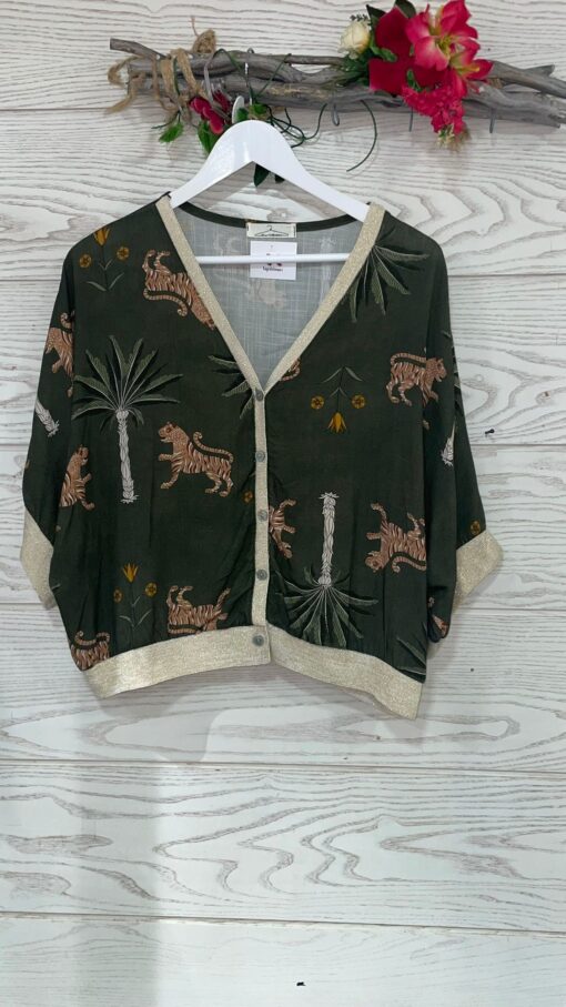 Estilosa chaqueta bomber con estampado de safari, cierre con botones, con mangas murciélago y largo 3/4, cuello y puños elástico en dorado.