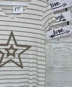 Camiseta de rayas en beige y tostado/negro, con dos estrellas estampadas en el centro, cuello en V y mangas cortas.