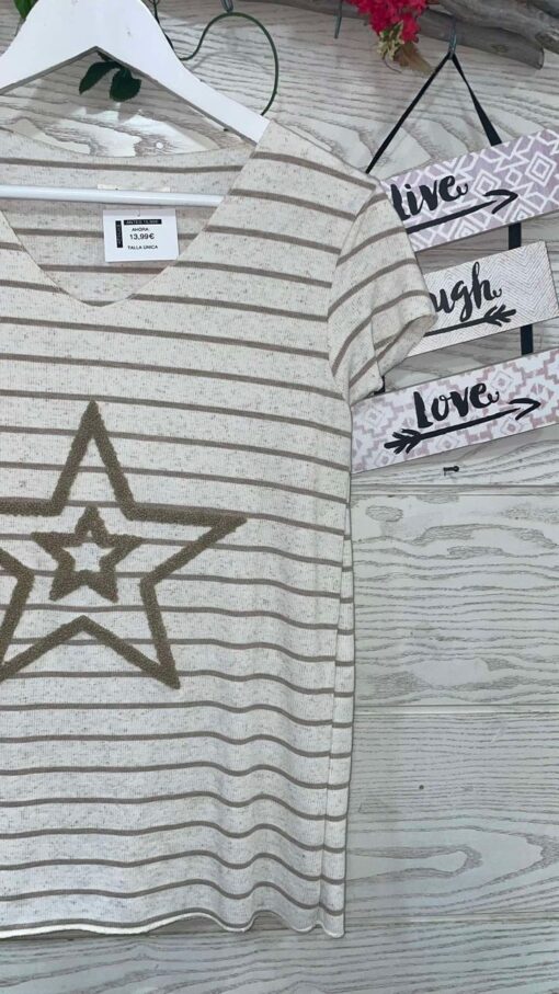 Camiseta de rayas en beige y tostado/negro, con dos estrellas estampadas en el centro, cuello en V y mangas cortas.