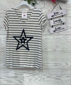 Camiseta de rayas en beige y tostado/negro, con dos estrellas estampadas en el centro, cuello en V y mangas cortas.