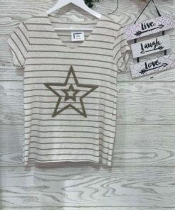 Camiseta de rayas en beige y tostado/negro, con dos estrellas estampadas en el centro, cuello en V y mangas cortas.