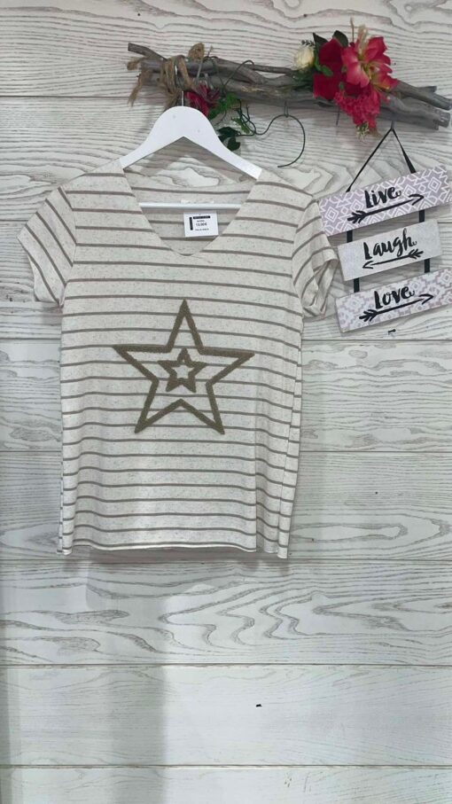 Camiseta de rayas en beige y tostado/negro, con dos estrellas estampadas en el centro, cuello en V y mangas cortas.