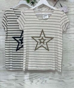 Camiseta de rayas en beige y tostado/negro, con dos estrellas estampadas en el centro, cuello en V y mangas cortas.