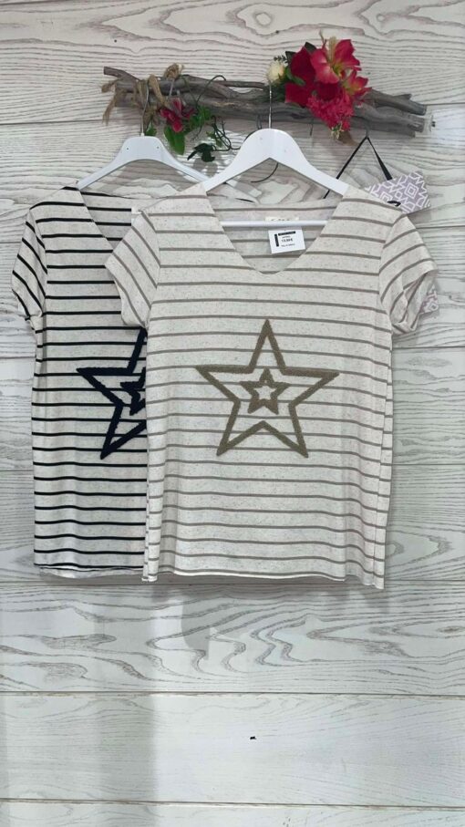 Camiseta de rayas en beige y tostado/negro, con dos estrellas estampadas en el centro, cuello en V y mangas cortas.