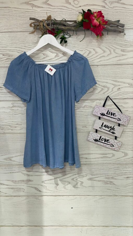 Blusa con escote de barco y manga corta. Idea para un look fresco para el verano.