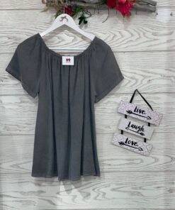 Blusa con escote de barco y manga corta. Idea para un look fresco para el verano.