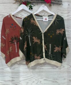 Estilosa chaqueta bomber con estampado de safari, cierre con botones, con mangas murciélago y largo 3/4, cuello y puños elástico en dorado.