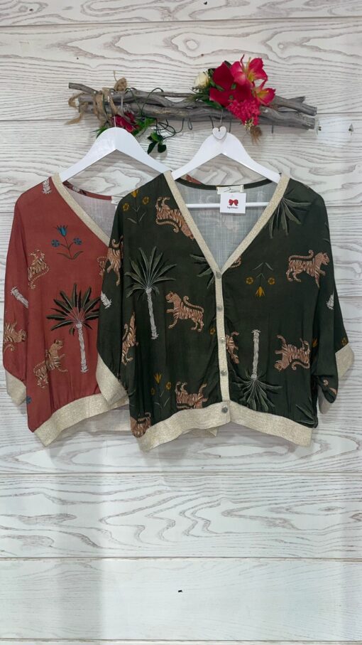 Estilosa chaqueta bomber con estampado de safari, cierre con botones, con mangas murciélago y largo 3/4, cuello y puños elástico en dorado.