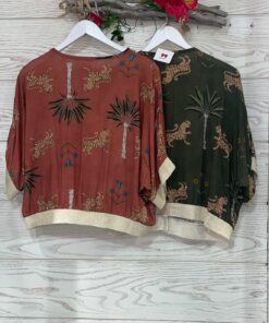 Estilosa chaqueta bomber con estampado de safari, cierre con botones, con mangas murciélago y largo 3/4, cuello y puños elástico en dorado.