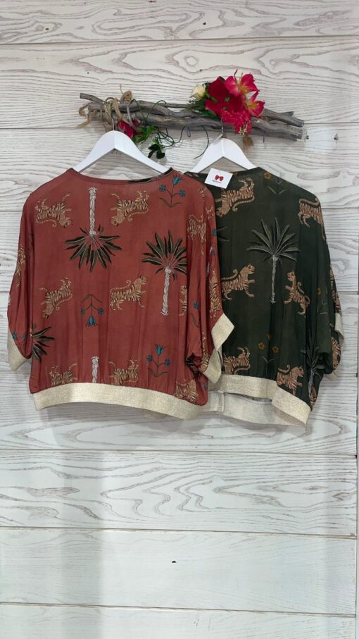 Estilosa chaqueta bomber con estampado de safari, cierre con botones, con mangas murciélago y largo 3/4, cuello y puños elástico en dorado.