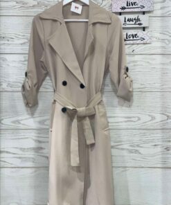 Gabardina TRENCH de cuello solapa, manga larga ajustable el largo con trabilla acabada en botón.Bolsillos laterales. Cierre con doble botonadura y cinturón del mismo tejido.