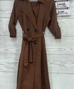 Gabardina TRENCH de cuello solapa, manga larga ajustable el largo con trabilla acabada en botón.Bolsillos laterales. Cierre con doble botonadura y cinturón del mismo tejido.