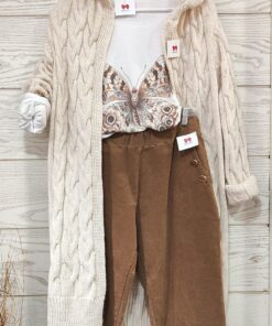 Chaqueta con capucha largo mas o menos por la rodilla. Es bastante gordita ideal para ponerla sola en entretiempo o con abrigos y chalecos en invierno. No pica y es comoda para el día a día, Ademas el color beige pega con todo.