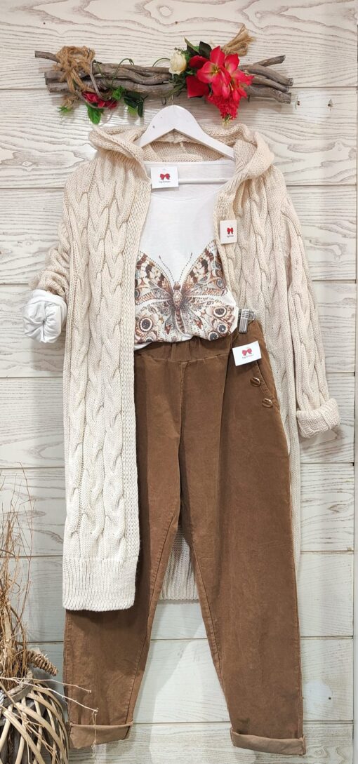 Chaqueta con capucha largo mas o menos por la rodilla. Es bastante gordita ideal para ponerla sola en entretiempo o con abrigos y chalecos en invierno. No pica y es comoda para el día a día, Ademas el color beige pega con todo.