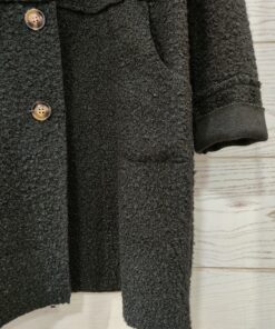 Chaqueta rizo con botnes negro.Chaqueta tipo rizo con capucha cierre de botones corte debajo del pecho y bolsillos delanteros. Un básico que dará un toque a tus looks más casual.