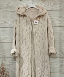 Chaqueta trenzada. Chaqueta con capucha largo mas o menos por la rodilla. Es bastante gordita ideal para ponerla sola en entretiempo o con abrigos y chalecos en invierno. No pica y es comoda para el día a día, Ademas el color beige pega con todo.